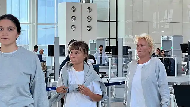 Katil İsrail Greta Thunberg de dahil 171 aktivisti Yunanistan ve Slovakya'ya sınır dışı etti