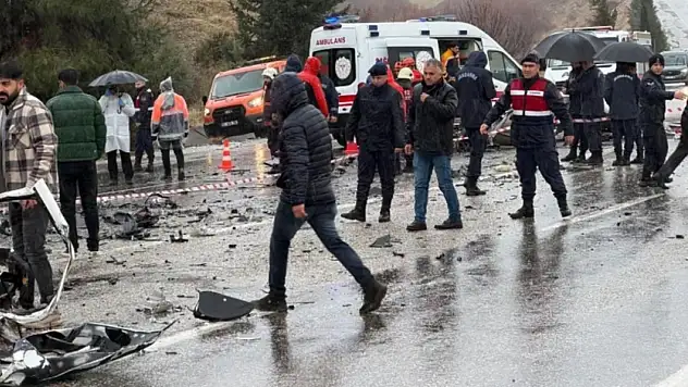 Katliam gibi kaza: 3 kişi hayatını kaybetti, yol trafiğe kapatıldı