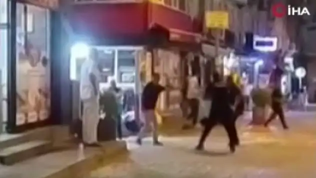 Kavgayı ayırmak isteyen polise bıçak çekti!