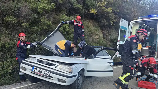 Kaya parçası otomobilin üzerine düştü: 5 yaralı