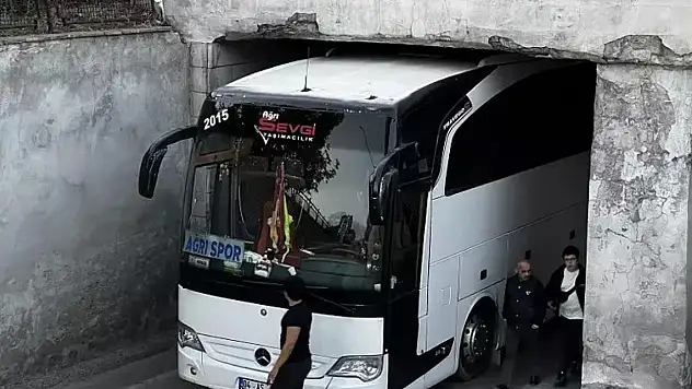 Kayseri'ye Ağrı 1970 Spor'un takım otobüsü alt geçide sıkıştı