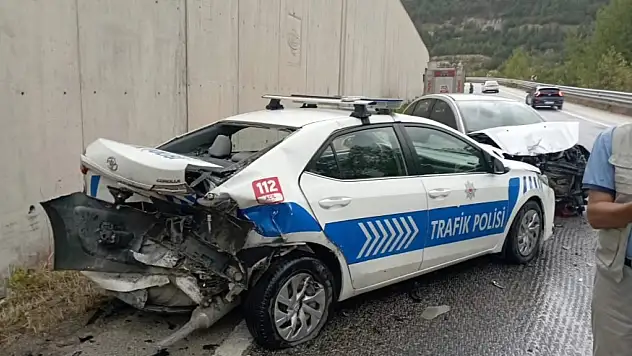 Kazaya müdahale eden polis aracına otomobil çarptı: 2'si polis 8 yaralı