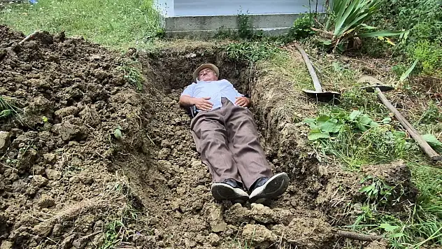 Kendi mezarını kazdı, Sevdiklerine not bıraktı