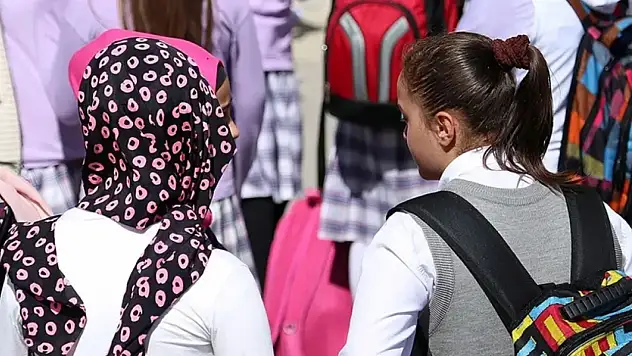 KKTC'de Skandal Başörtüsü Kararı