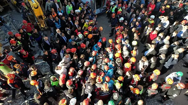 Kocaeli'nin Gebze ilçesinde çöken binanın enkazından 18 yaşındaki Dilara Bilir sağ çıkarıldı!