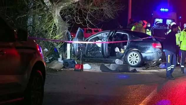 Kontrolden çıkan araç ağaca çarptı: 2 ölü, 2 yaralı