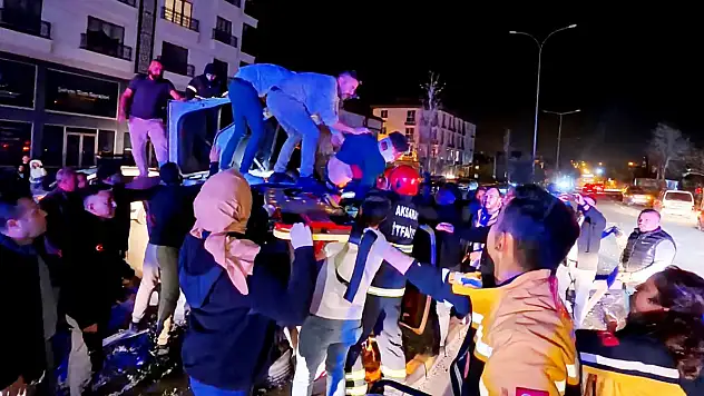 Kontrolden çıkan otomobil, direği ve ağacı devirdi