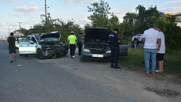 Kontrolden çıkan otomobil, polis otosuna çarptı