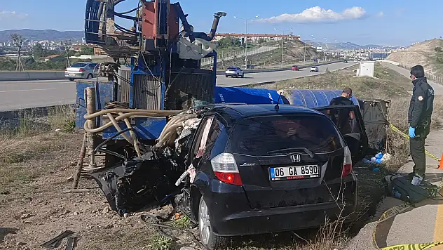 Kontrolden çıkan otomobil sondaj makinesine çarptı