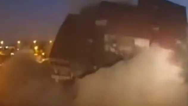 Kontrollü Yıkılan 16 Katlı Bina Kum Gibi Dağıldı