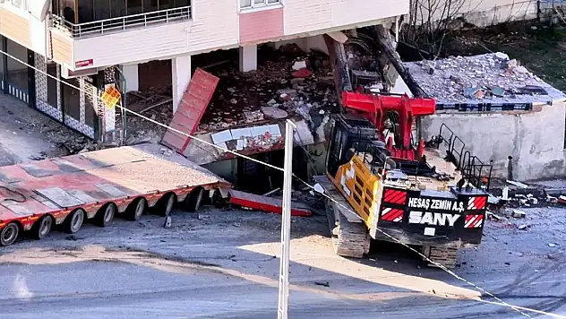 Kopan vinç 2 araca ve binaya çarptı