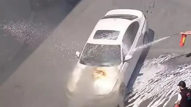 Küçükçekmece'de seyir halindeki araç yandı! Müdahale anı kamerada