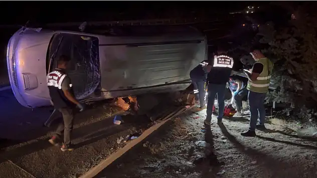 Lastiği Patlayan Minibüs Taklalar Atarak Devrildi 2 Ölü, 8 Yaralı