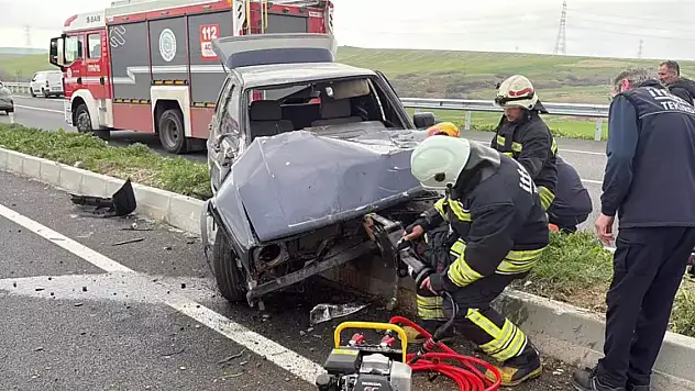Lastiği patlayan otomobil, refüje çarpıp takla attı