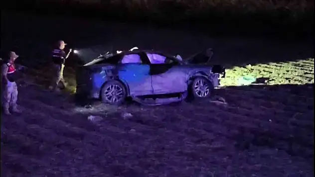 Lastiği patlayan otomobil tarlaya uçtu: 1 ölü, 2 yaralı