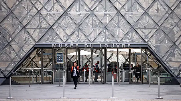 Louvre Müzesi soygundan 3 gün sonra yeniden ziyarete açıldı