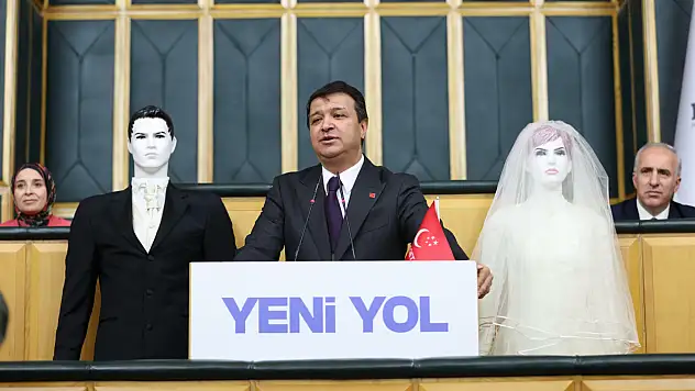 Mahmut Arıkan'dan gelin ve damat mankeniyle ekonomik krize tepki: 'Gençler evlenemiyor'