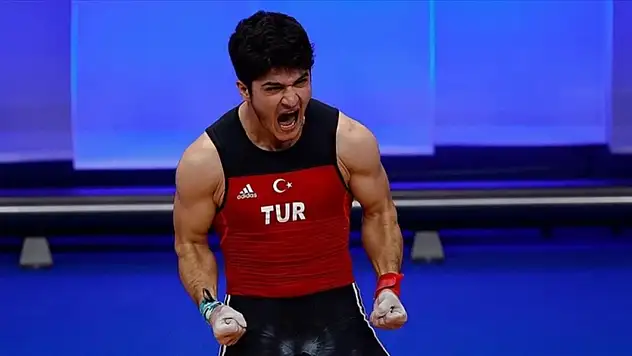 Milli halterci Muhammed Furkan Özbek dünya şampiyonu