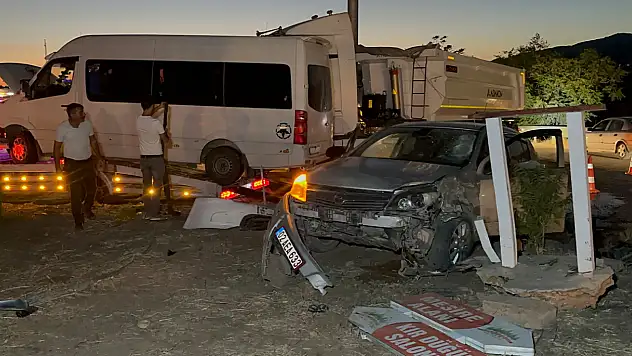 Minibüs ile otomobil çarpıştı: 12 yaralı