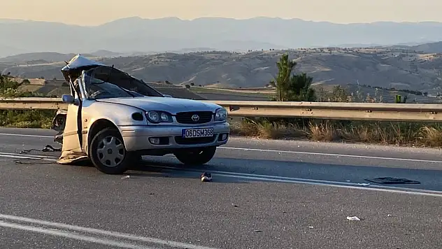 Minibüsle çarpışan otomobil ikiye bölündü yaralılar var