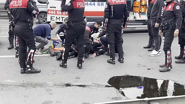 Motosikletli Polis ile Ticari Taksi Çarpıştı: 2 Polis Yaralandı