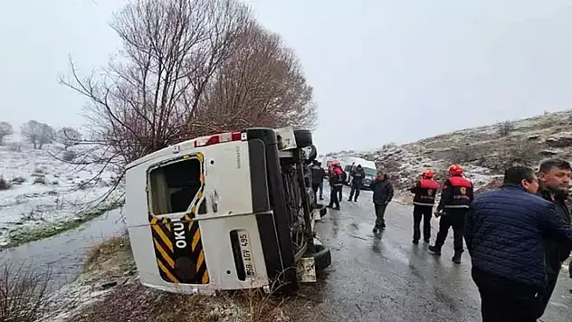 Öğrenci servisi devrildi: 15 yaralı