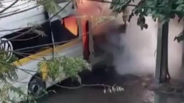 Öğrenci servisi yandı 13 çocuk son anda kurtarıldı