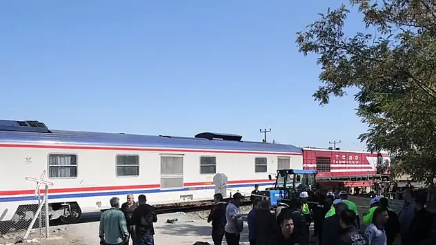 Öğrenci servisine tren çarptı: Yaralı öğrenciler var