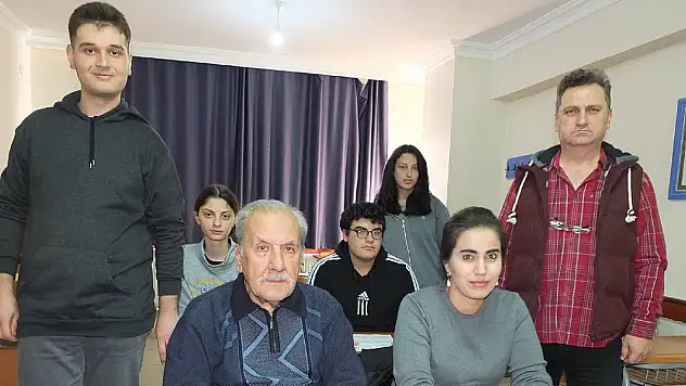 Öğrenmenin Yaşı Yok 73 Yaşında Üniversite Sınavına Hazırlanıyor