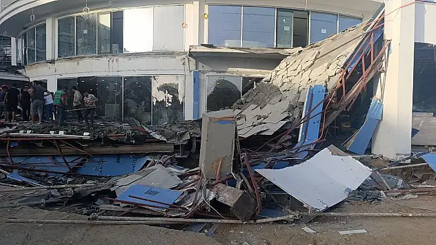 Otel inşaatının balkonu göçtü işçiler canını son anda kurtardı
