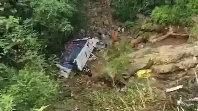 Otobüs uçuruma yuvarlandı: 17 ölü, 20 yaralı