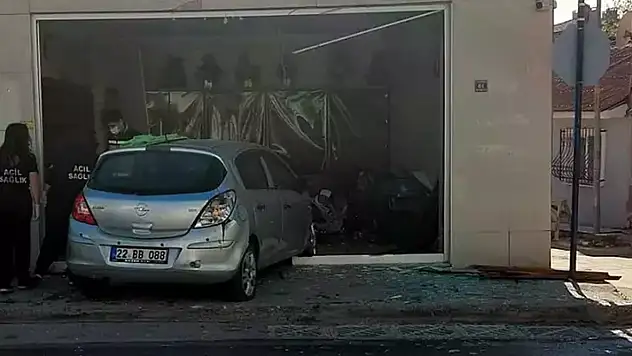 Otomobil ekmek fırınına daldı: 4 yaralı