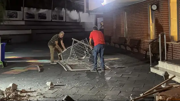 Otomobil Okula Girdi! 1'i Çocuk 3 Yaralı