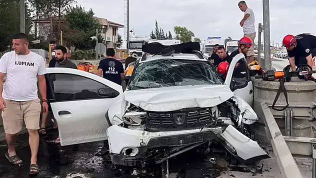 Otomobil, otoyol gişelerinin beton bariyerine çarptı: 1 ölü, 4 yaralı