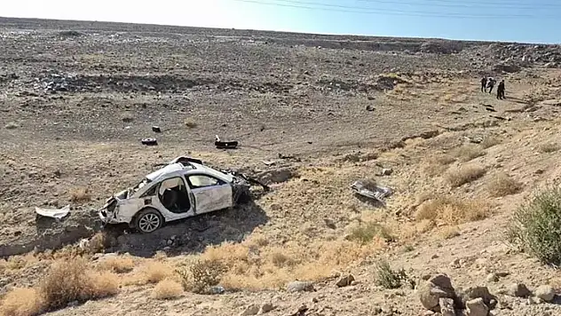 Otomobil şarampole yuvarlandı: 2 ölü,1 yaralı