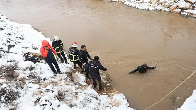 Otomobil su kanalına düştü 4 kişi aranıyor