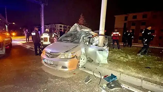 Otomobil trambüs direğine çarptı: 1 ölü, 1 yaralı