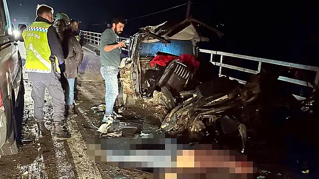 Otomobilin İkiye Bölündüğü Kazada 2 Kişi Öldü, 3 Kişi Ağır Yaralandı