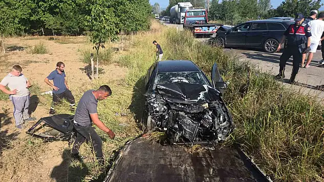 Otomobiller kafa kafaya çarpıştı: 4 yaralı