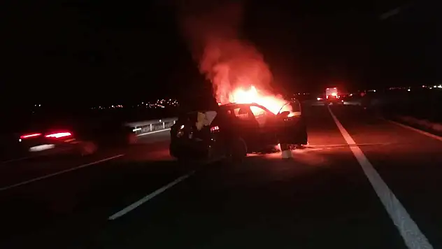 Otoyolda duran TIR lastiğine çarptı, araç alev aldı