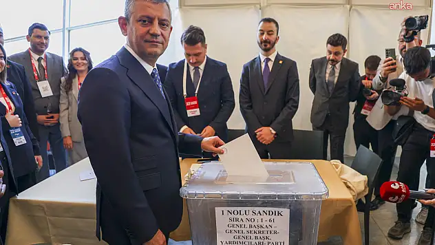 Özgür Özel, 835 geçerli oyun tamamını alarak yeniden CHP Genel Başkanı seçildi