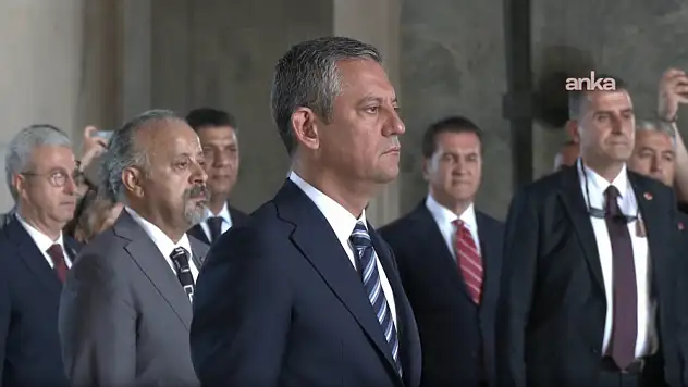 Özgür Özel Anıtkabir'de: 'Bugün ağır saldırılar altında olan partimizi ne olursa olsun savunacağız'