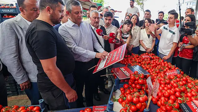 Özgür Özel Ankara'da pazarcı esnafı ve yurttaşlarla buluştu