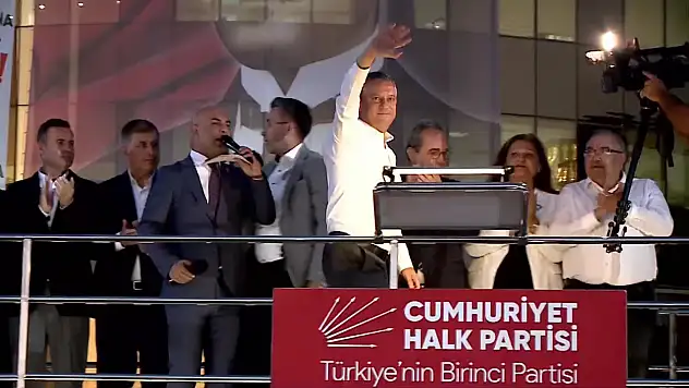 Özgür Özel Bir Kapkaççıyı Baş Tacı Eden Bir Acizlikle Karşı Karşıyayız