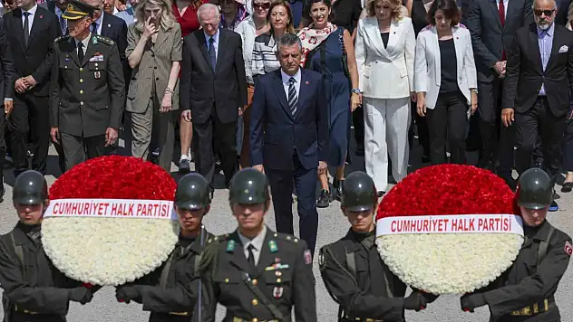 Özgür Özel, Lozan Antlaşması'nın 102'nci yıldönümünde Anıtkabir'e gitti