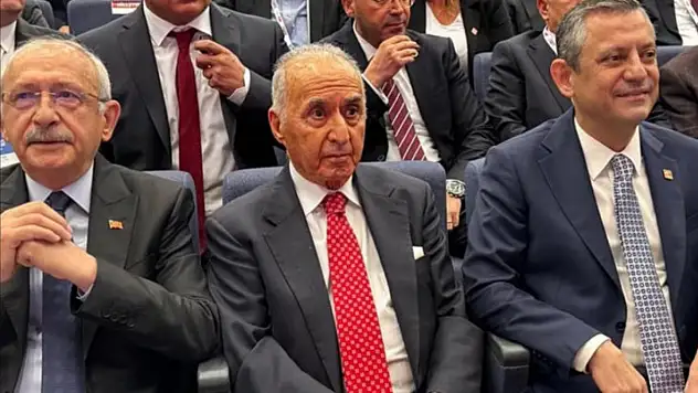 Özgür Özel, önceki genel başkanları CHP'nin 22'nci Olağanüstü Kurultayı'na davet etti