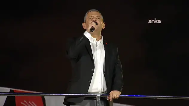 Özgür Özel Trump'a Sarılarak İktidarda Kalamazsın