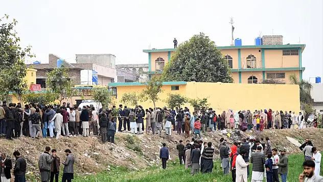 Pakistan'da intihar saldırısı! Cuma namazı sırasındaki patlamada en az 31 kişi hayatını kaybetti