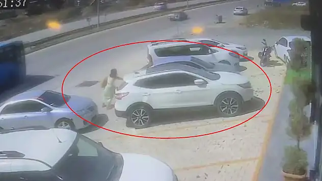 Park halinde hareket eden aracı tek eliyle durdurdu!