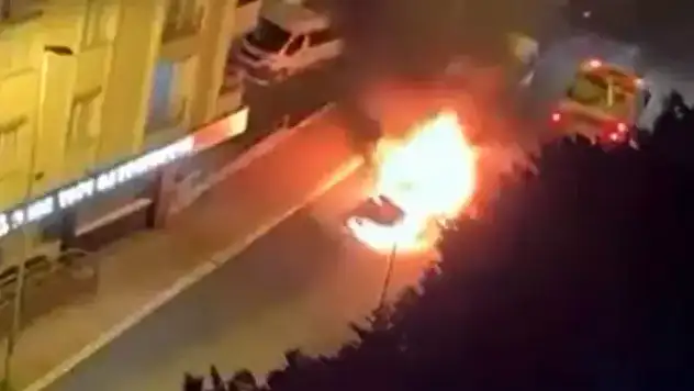 Park halindeki otomobil alev alev yandı